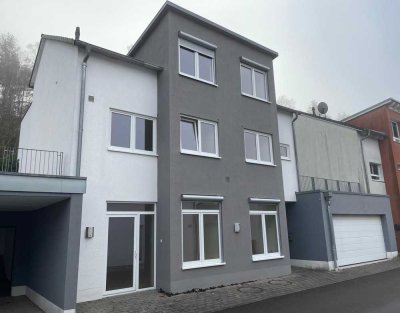 Einfamilienwohnhaus, 4 SZ, 2,5  Bäder, 273 Wohnfläche, Garage