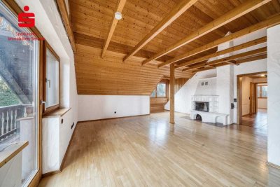 Bezugsfrei! Große 3-Zi.-DG-Whg. mit Südbalkon, Kachelofen und eigenem Gartenanteil, inkl. Garage