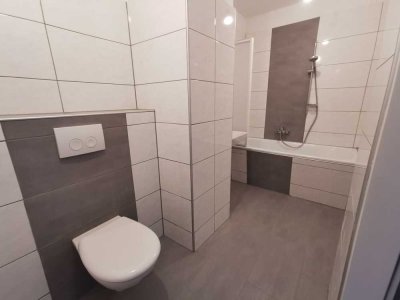 !! Top Vollständig renovierte 2-Zimmer-Wohnung mit Aufzug !!