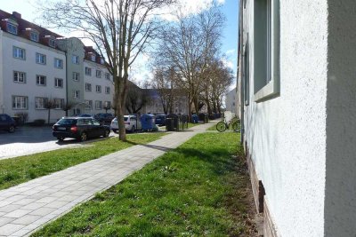 Großzügige 2 Zimmer im Altbau mit Balkon