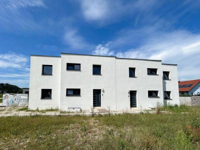 PROVISIONSFREI - Nur mehr 1 Einheit frei: Traumhafte Doppelhaushälfte in Pucking: 6 Zimmer, Keller, Garten &amp; 2 Garagen + 3 Außenstellplätze