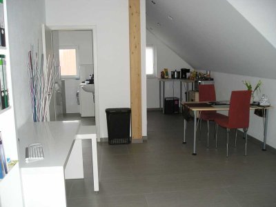 Neuwertige 2-Zimmer-Dachgeschosswohnung mit Balkon und Einbauküche in Peissenberg
