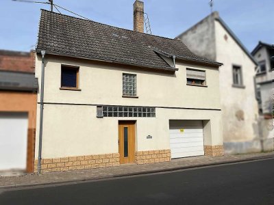 Großzügiges Anwesen mit zwei Häusern, zwei Straßenzugängen und Garage – Ideal für Familien