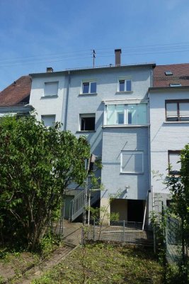 Provisionsfrei: Mittelhaus auf drei Etagen mit Garten