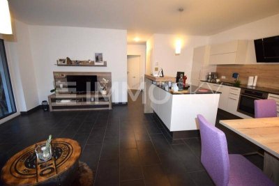 Modernes Tiny-Haus auf großem Grundstück