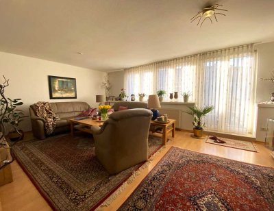 Sonnige Balkonwohnung mit Arbeitszimmer in gepflegtem Mehrfamilienhaus