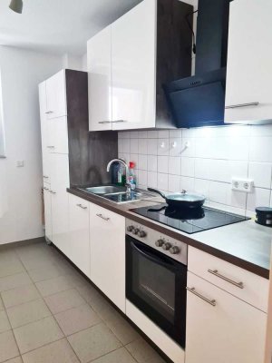 *Schöne 2-Zimmer Küche mit moderner hochglanzweißer Küche zu vermieten*