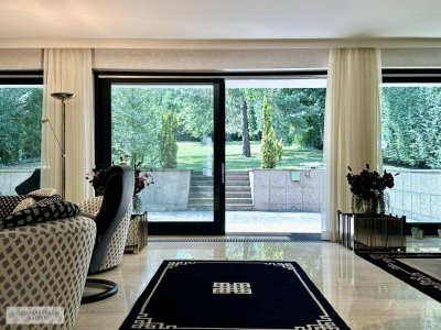 REPRÄSENTATIV, SEHR PRIVAT, VOLLMÖBLIERT /// NEUBAUVILLA MIT GROSSEM GARTEN IN DORNBACH