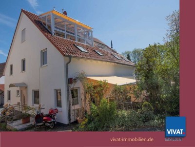 Junge DHH mit ganz besonderem Freisitz und grünem Weitblick! Große Terrasse, Mikro-Garten.