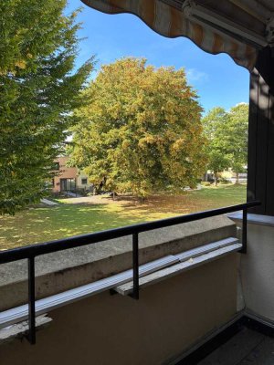 Dreizimmerwohnung im ersten Stock mit Balkon, frisch renoviert