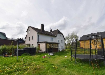Renovierungsbedürftiges Einfamilienhaus mit Garage und großem Garten in Schwarzenbach an der Saale