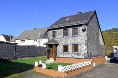 Handwerkerobjekt mit Potenzial: Historisches Fachwerkhaus,  7 Garagen & Erweiterungsmöglichkeiten!