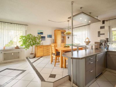 Lichtdurchflutete 3,5-Zimmer-Etagenwohnung mit Balkon, Hobbyraum und Garage in Hirschlanden