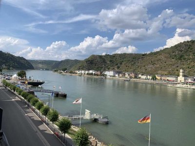Rheinblick pur aus erster Reihe! 115 m² Wfl. Maisonette mit 5 Zi., Einbauküche, Bad, schöner Altbau!