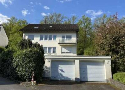 Geschmackvolle 2-Raum-DG-Wohnung mit gehobener Innenausstattung mit EBK in Siegen-Bürbach
