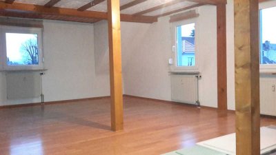 Helle 2-Zimmer-Dachgeschosswohnung mit  neuer Einbauküche in zentraler Lage