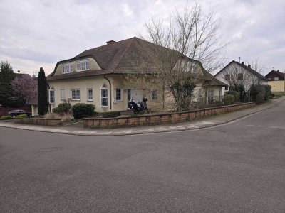 Großzügige Villa mit Garten in zentraler Lage (provisionsfreier Verkauf)