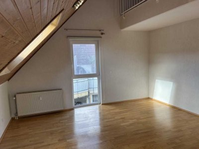 Wohnen mit Hausgefühl: Helle Maisonette mit Galerie, Balkon & Tiefgarage