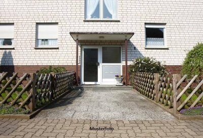 2-Zimmer-Wohnung im 2. OG mit Balkon, Stellplatz und Gartenanteil