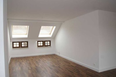 Elegante 3-Zimmer-Wohnung im kernsanierten Denkmalschutz-Altbau mit gemütlicher Loggia.