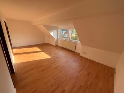 helle & ruhige 1-ZKB-DG Wohnung mit EBK und WaMa Rennbahnnähe