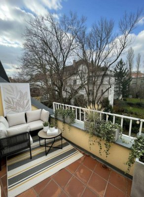 Dachgeschoß mit Terrasse und Grünblick in klassischer Villa mitten in Hietzing.