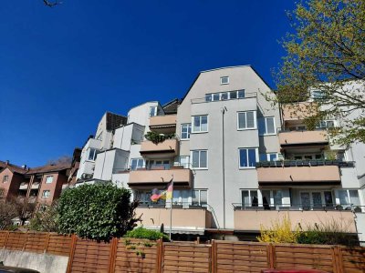 Über den Dächern von Borbeck – helle Dachgeschosswohnung mit einem Balkon & Stellplatz