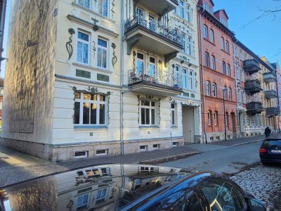 Modernisierte EG-Wohnung mit dreieinhalb Zimmern und Einbauküche in Jena