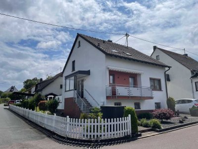 freistehendes Einfamilienhaus mit schönem Garten
und Garage in einem gepflegten Gesamtzustand