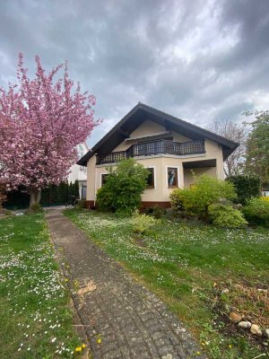 Freistehendes Einfamilienhaus mit Gartenparadies