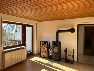 770 € - 90 m² - 3.5 Zi.
Balkon mit neuer Markise 
Neuer Holzofen 
1 Abstellraum 
1 Garagenstellplatz