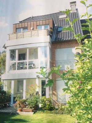 Helle Maisonette-Wohnung mit Wintergarten, Terrasse und Garten