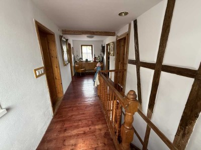 Einfamilienhaus mit Charakter: Ehemaliger Stall, bereits teilrenoviert und mit großem Raumangebot