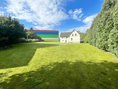 RUDNICK bietet: PROVISIONSFREI FÜR DEN KÄUFER ! 2 Familienhaus mit riesigem Garten / Baugrundstück