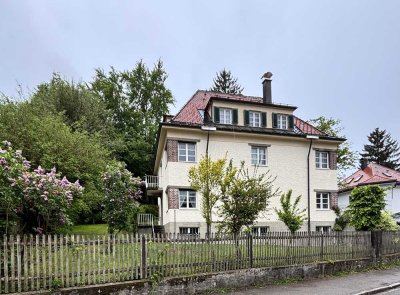 3-Zimmer-Altbauwohnung im Haubenschloss mit großem Garten