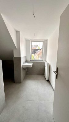 Sofort frei: renovierte 3-Zimmer-Dachgeschosswohnung mit EBK, neuem Bad & viel Stauraum