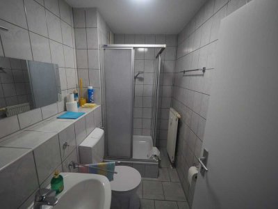 ZENTRALE EINZIMMERWOHNUNG MIT STELLPLATZ UND EINBAUKÜCHE