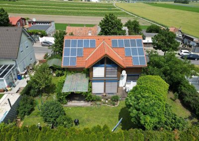 Lichtdurchflutetes Passivhaus mit Garage und Carport