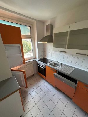 Gemütliche und vermietete DG 2-Zimmer mit Laminat und EBK in guter Lage