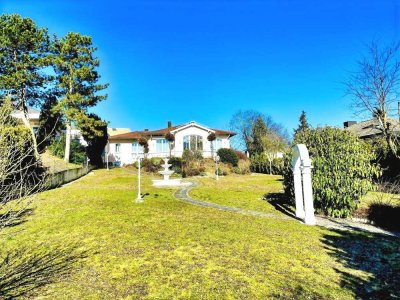 LUXUS TRIFFT TRAUMLAGE! Repräsentative Villa auf einem 1.704m² großen Südhanggrundstück mit fre