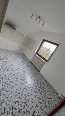 gepflegte 2-Zimmer-Wohnung mit Balkon im 2. OG in Bruchköbel