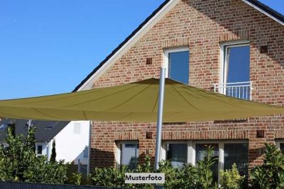 Einfamilienhaus mit sep. Wohnung im Anbau und Carport
