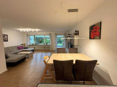 Reiheneckhaus mit überdachter Terrasse und Balkon
