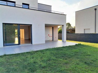Modernes Wohnen im Grünen: große Villa mit Terrassen, Garten und Garage