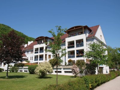 Große, sehr schöne Wohnung in Krems-Rehberg mit Tiefgaragenplatz, Loggia und viel Stauraum in einer wunderbar ruhigen Gegend mit viel Grün !