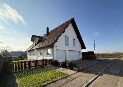 Gepflegtes Zweifamilienhaus mit drei Garagen in Eitensheim