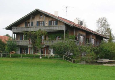 Geschmackvolle 3,5-Zimmer-DG-Wohnung mit Balkon in Dietramszell