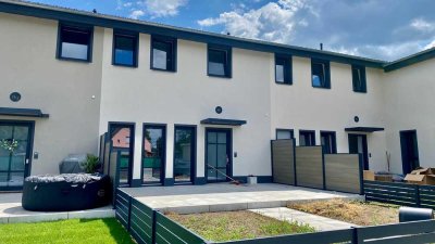 Erstbezug - Ihr Familienidyll mit Terrasse, Garten, 2 Bädern & Stellplätzen