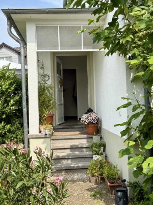 Freundliches 6-Zimmer-Einfamilienhaus möbliert in Dreieich zu vermieten