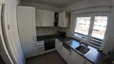 Bezugsfertige, hochwertig modernisierte 2-Zimmer-Wohnung mit großem Balkon & Garage